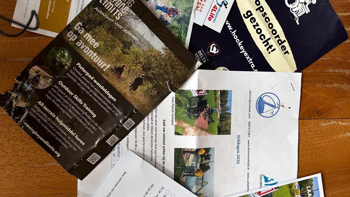 Folders van de beweegproeverij van Adelante over aangepast sporten: zeilen, rolstoelhockey en outdoor avontuur