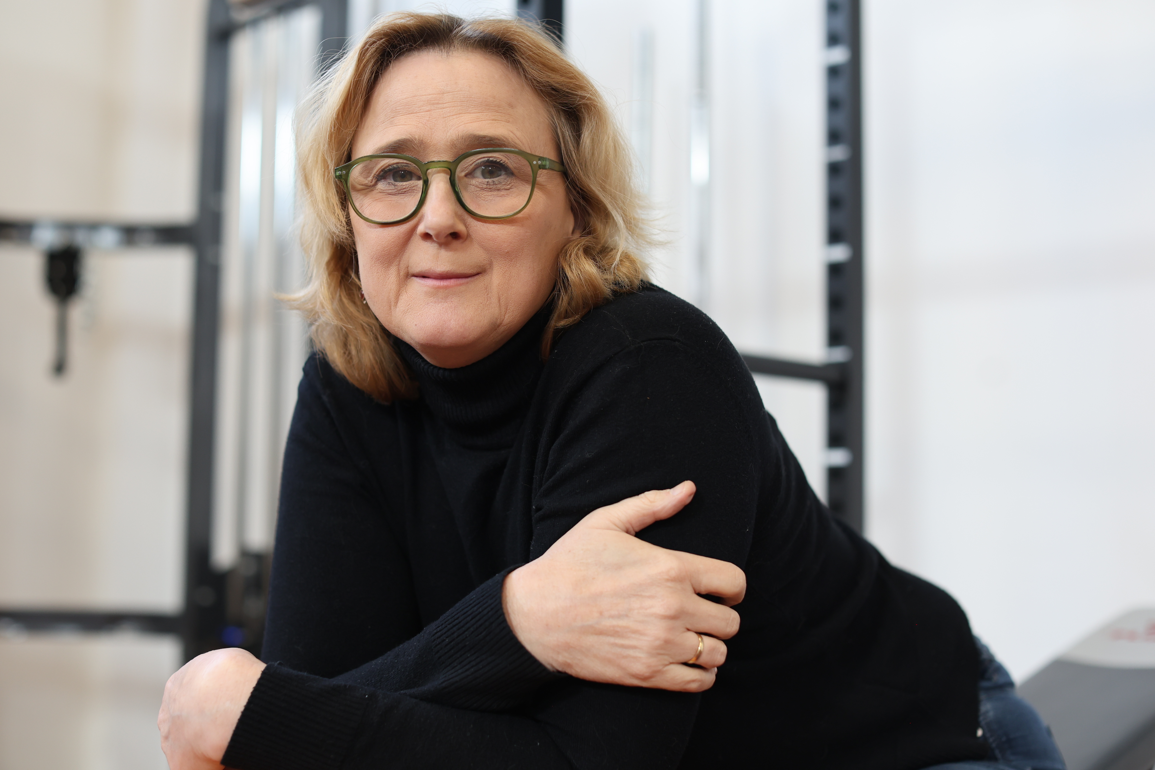 Sabine van der Elsen in haar praktijk